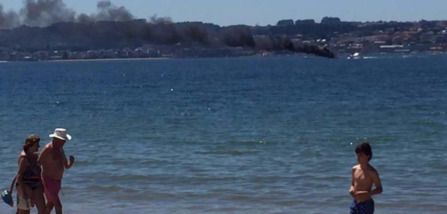 Un incendio en una embarcación obliga a cerrar al baño parte de la playa de Miño