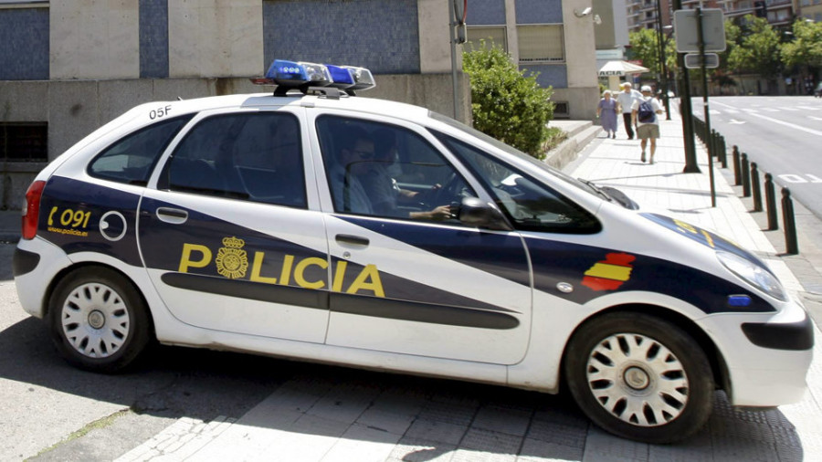 Quebranta una orden de alejamiento y causa daños en el coche de su exmujer en Marín