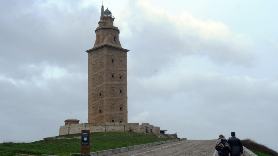 A Coruña cierra parques, jardines, playas y la Torre de Hércules por temporal