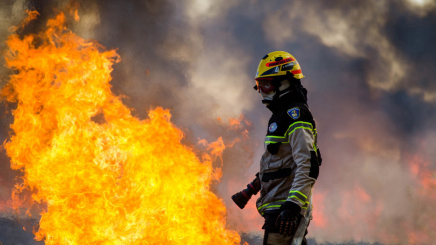 Tres helicópteros y un hidroavión tratan de sofocar un peligroso incendio