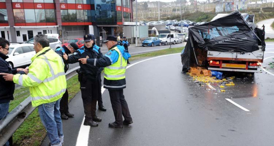 Un camión corta durante horas un acceso a Pocomaco 
al perder su carga