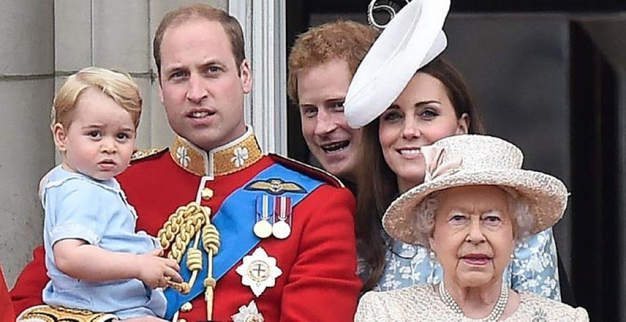 El príncipe Jorge acapara las miradas en el balcón  del palacio de Buckingham