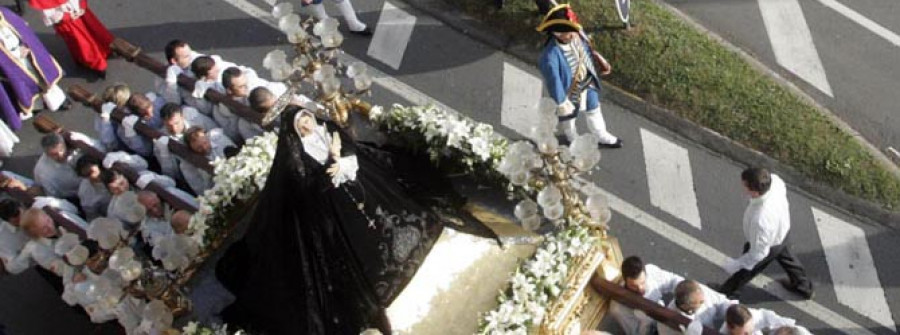 La lluvia da una tregua a los cofrades y permite la procesión de “Os Caladiños”