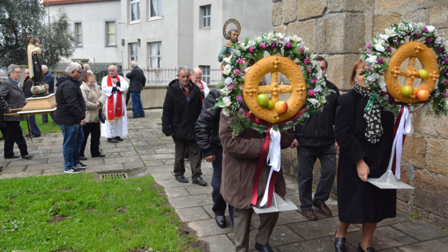 Oseiro mantiene viva la tradición y llama  a la prosperidad en su procesión de la Rosca