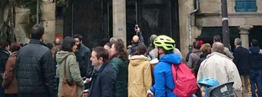 La dueña de una tienda que  se calcinó Pontevedra acusa  a los Bomberos de negligencia