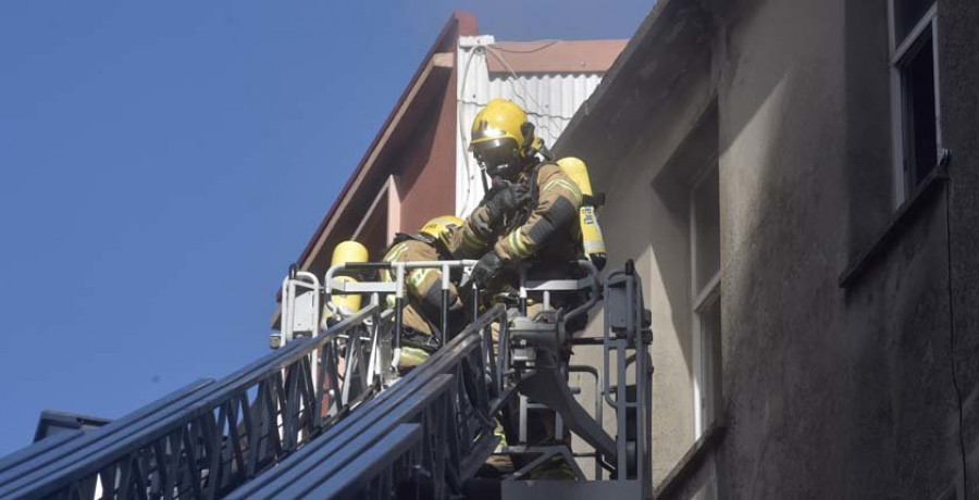 El suelo de un edificio ruinoso se desploma con tres bomberos dentro cuando apagaban un incendio