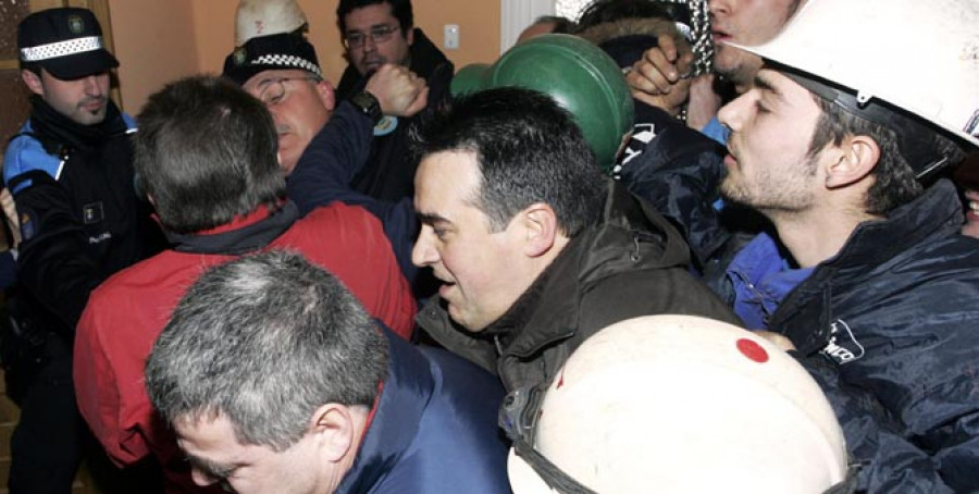 La Policía reprime con gas la manifestación de trabajadores del naval en Ferrol