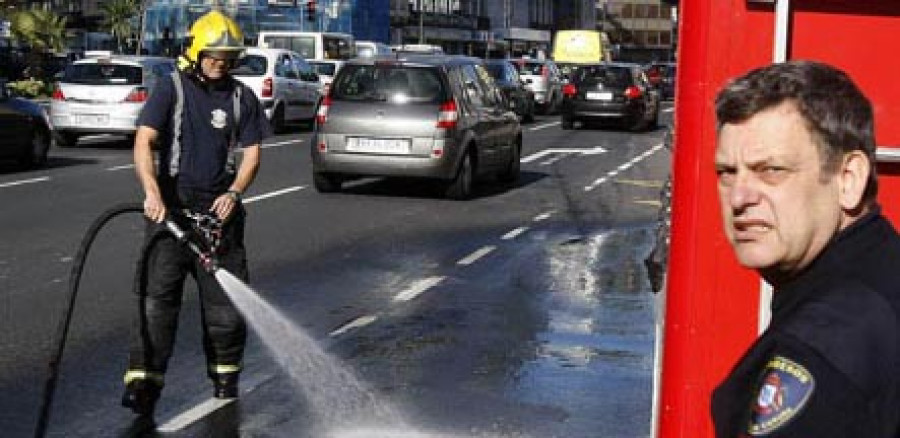 Un bus derrama gasóleo en cuatro paradas del centro