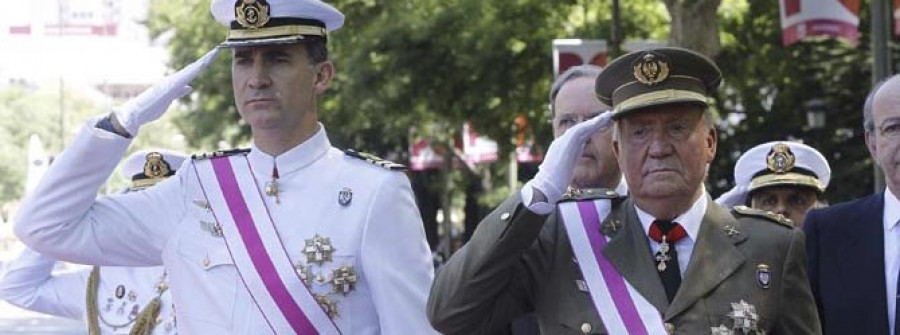 El público se vuelca con la familia real durante el desfile de las Fuerzas Armadas