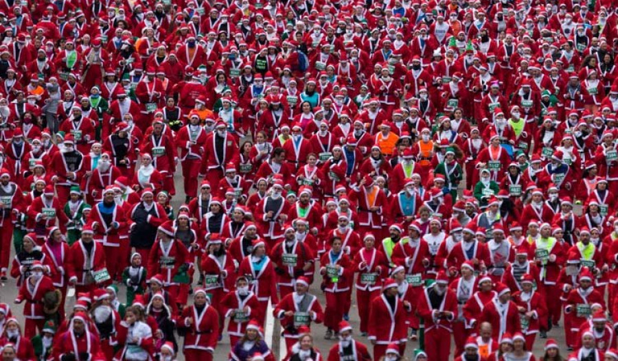 Unos 20.000 papá noeles corren en madrid contra la esclerosis múltiple