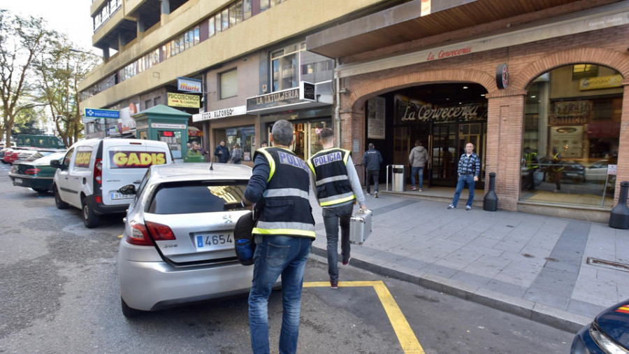 Una banda de tres atracadores roba 37.000 euros de La Cervecería de Estrella Galicia en pleno día