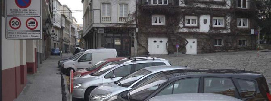La Policía multa a unos cinco coches  al día por aparcar en la Ciudad Vieja