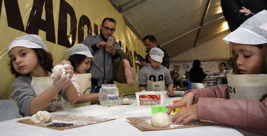 Reportaje | La XVI Festa do Pan de Carral supera sus expectativas pese 
a los chubascos