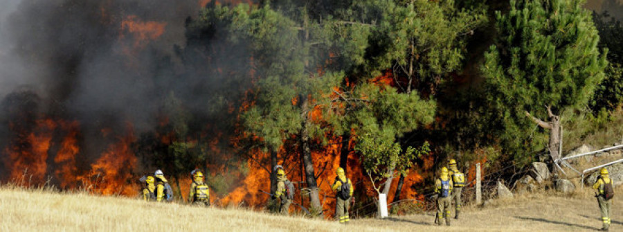 Quintana reconoce que Ourense sufre una “situación complicada” por los incendios forestales