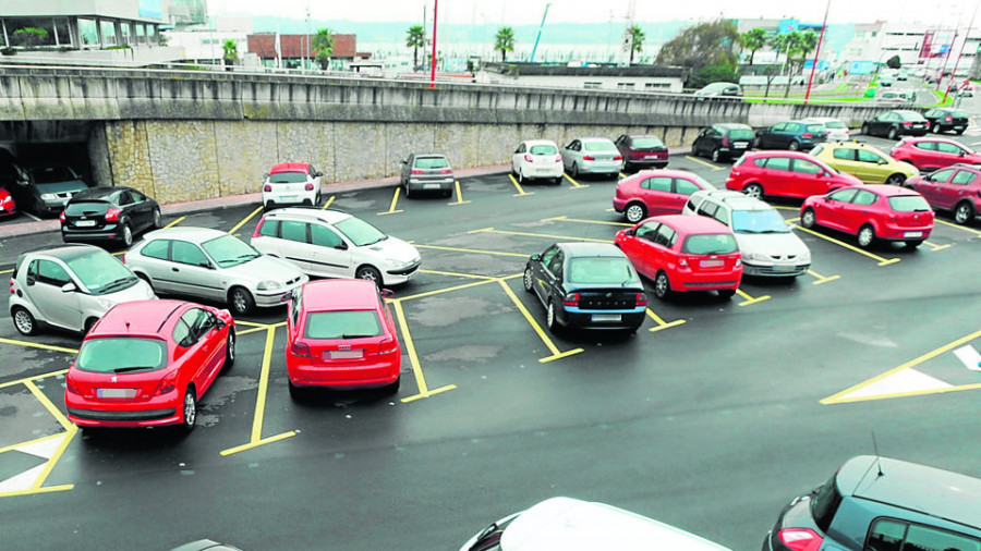 Los vecinos de la Ciudad Vieja denuncian la picaresca para aparcar en la zona reservada