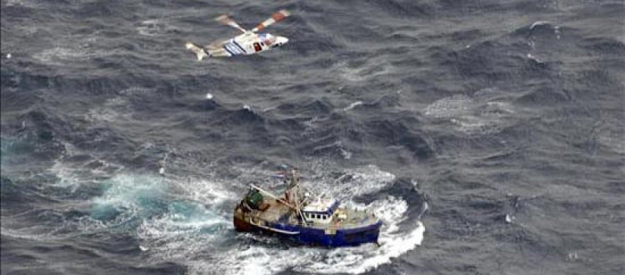 Auxilian a tripulación de un pesquero averiado a 150 millas al norte A Coruña