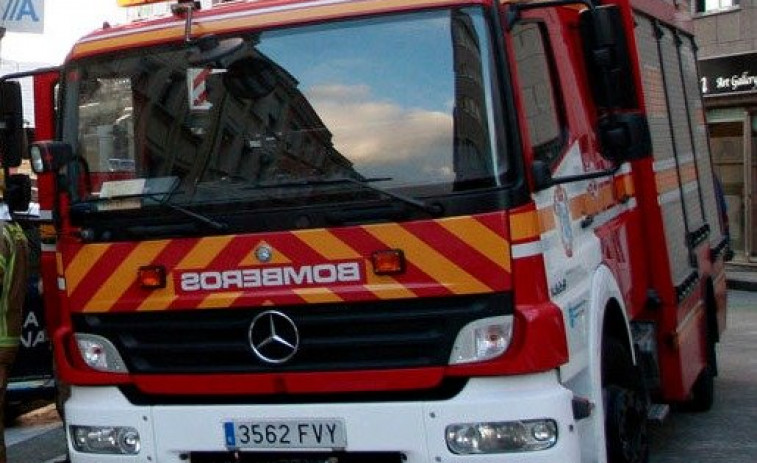 Los bomberos sanean la fachada de un edificio de Juan Neira del que habían caído cascotes