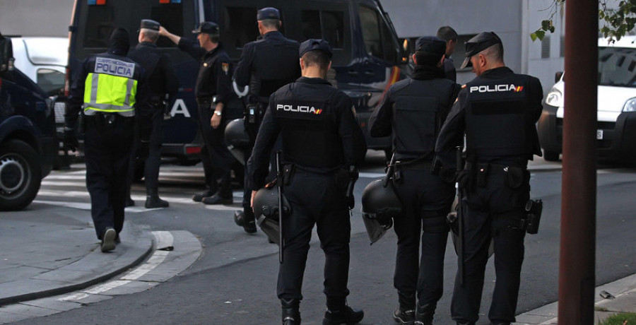 Un hombre se atrinchera con un arma de fuego en una vivienda de A Coruña y una mujer resulta herida grave