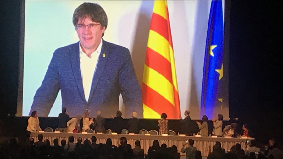 Puigdemont llama a “retomar la iniciativa” para la república al margen 
del Estado