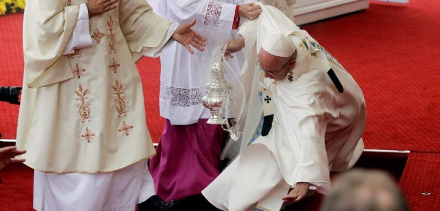 El papa tropieza y se cae en una misa tras visitar el santuario de Czestochowa