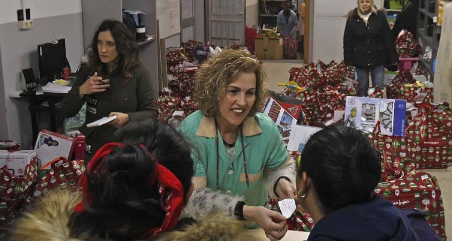 Cáritas reparte juguetes para normalizar el Día de Reyes de 650 niños