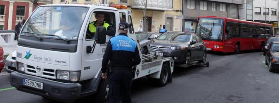 La Policía Local multa en una noche a treinta vehículos mal aparcados en la zona del Orzán