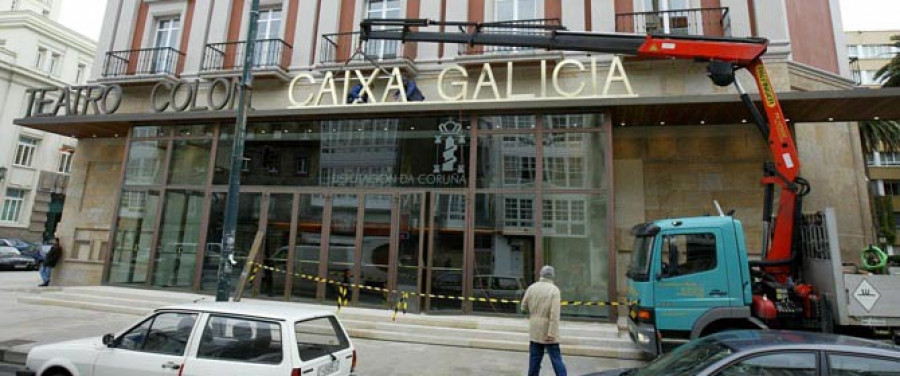 Retiran las letras metálicas de “Caixa Galicia” de la entrada del teatro Colón