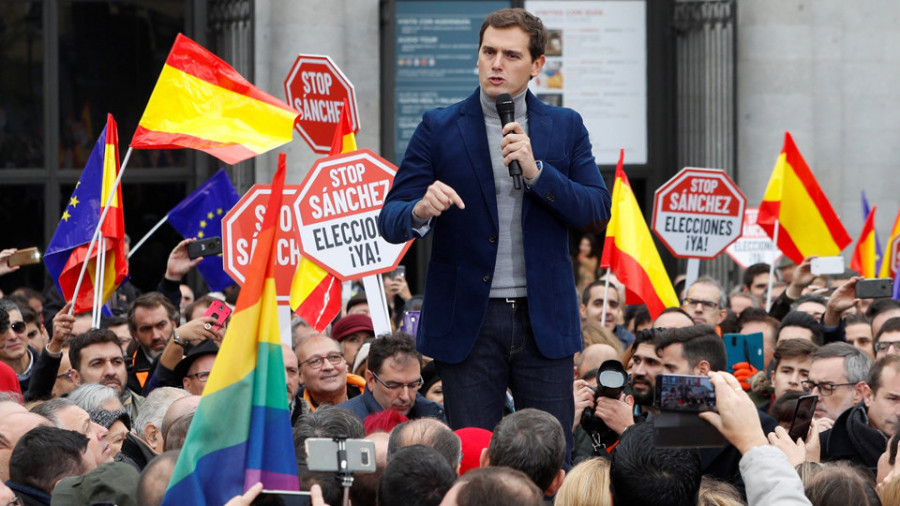 Rivera, entre insultos en el pueblo de Josu Ternera