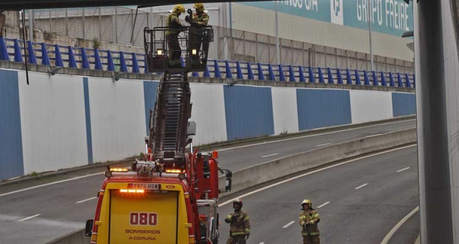 Los daños causados por el temporal obligan a cerrar la carretera de Baños de Arteixo