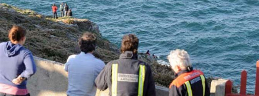 Salvamento busca a un hombre que cayó al mar mientras recogía percebes
