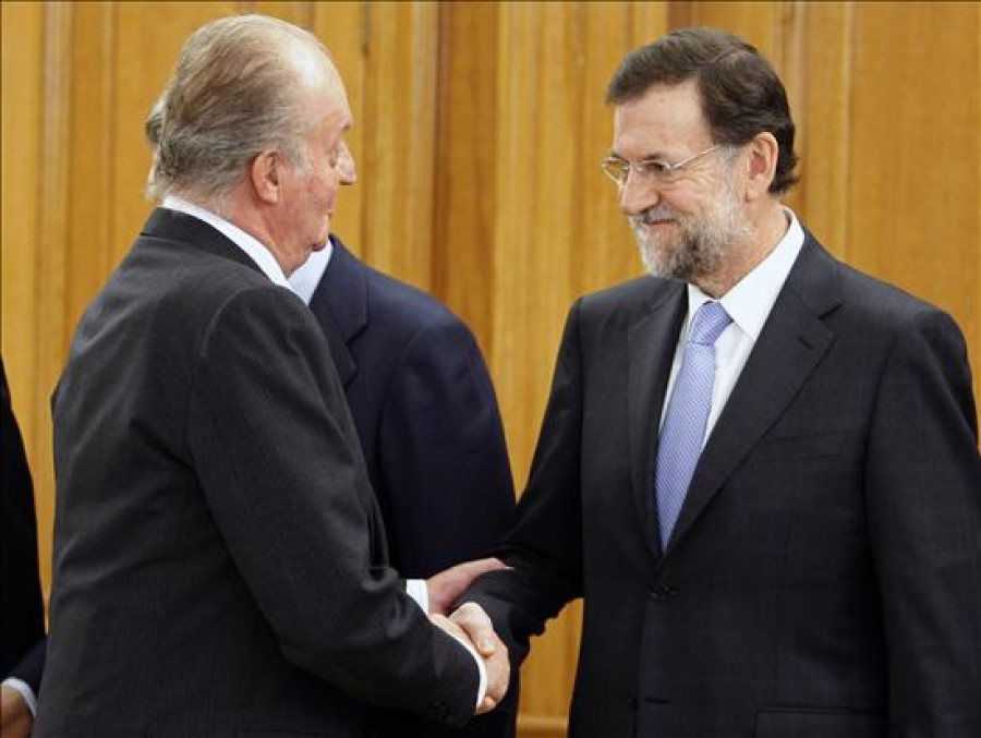 El rey y Rajoy tratan ajustes económicos en su primera reunión en Marivent