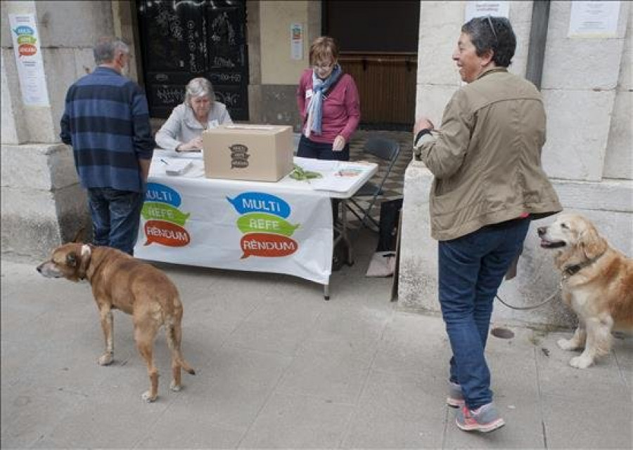 Los Mossos levantan cien actas por instalar urnas del "multirreferéndum"