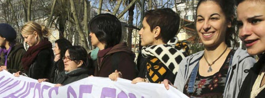 Miles de personas protestan contra la ley del aborto con ramas de ruda y perejil