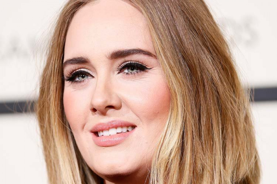 Adele se emociona al visitar el edificio incendiado en Londres