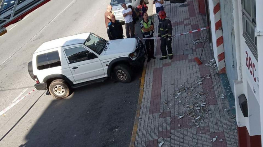 Los Bomberos retiran material inestable de una fachada de Cambre tras una caída de cascotes