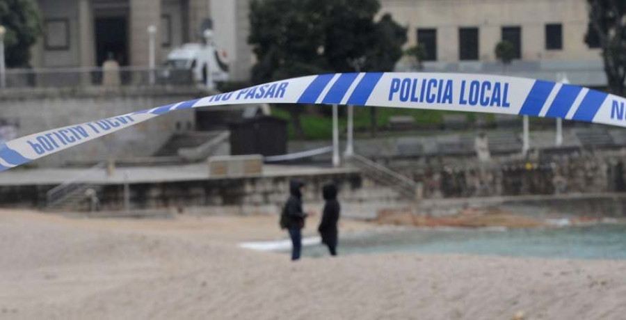 Las playas siguen cerradas en A Coruña, pero no fue necesario cortar el paseo