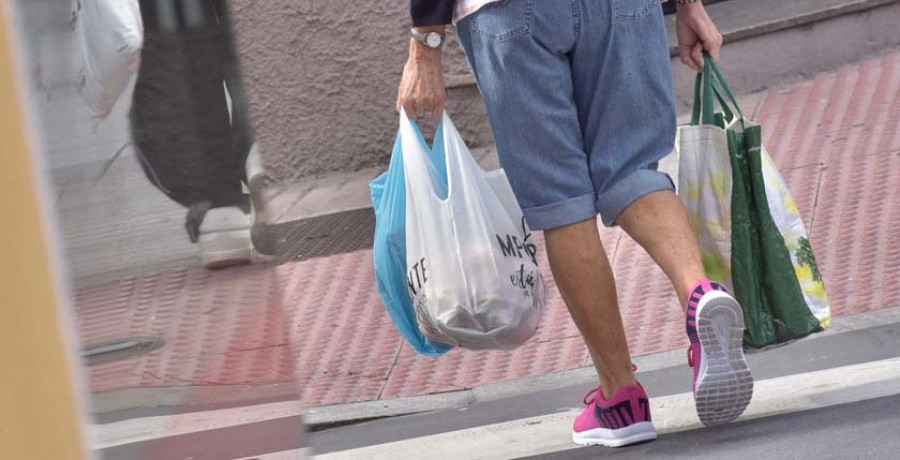 La tasa a las bolsas de plástico cambia los hábitos de la mayoría de coruñeses