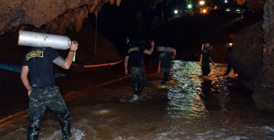 El agua acumulada y el clima amenazan el rescate de los doce niños tailandeses atrapados en la cueva