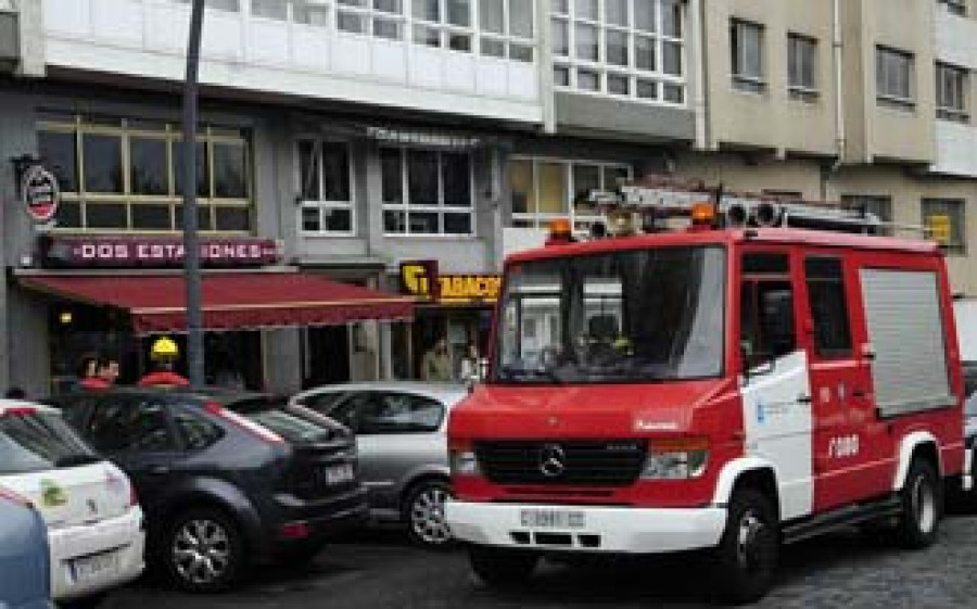 Los bomberos rescatan a una mujer que se encontraba atrapada en un ascensor