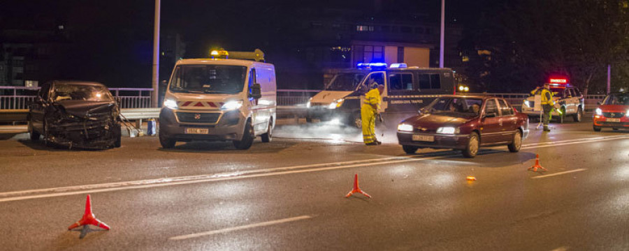 Una colisión frontal en el puente de A Pasaxe provoca un embotellamiento