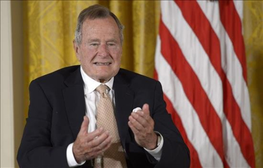 George H. W. Bush se recupera en el hospital y recibe una llamada de Obama