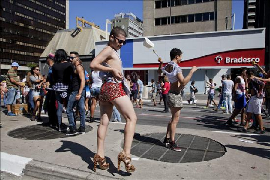 El Desfile del Orgullo Gay inunda Sao Paulo de color y reivindicaciones