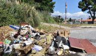 Los vecinos de Eirís denuncian la acumulación de basura junto a  un punto limpio