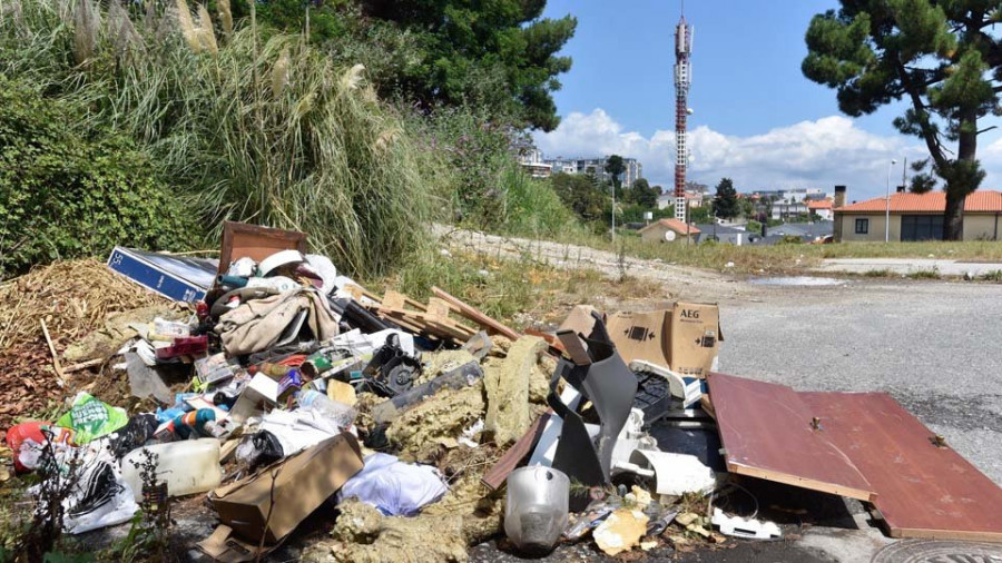 Los vecinos de Eirís denuncian la acumulación de basura junto a  un punto limpio