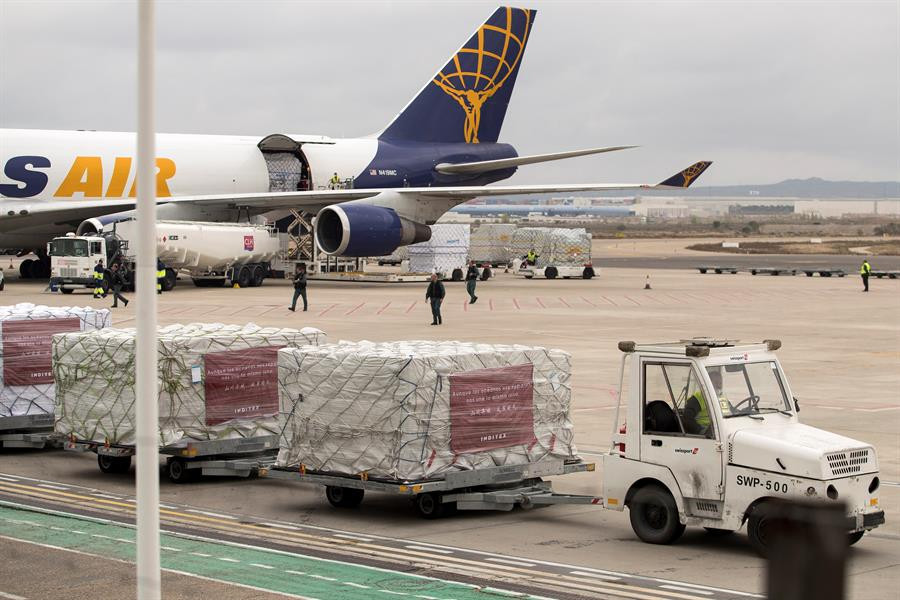 Llegan a Zaragoza 1,4 millones de mascarillas y 74.650 trajes de protección