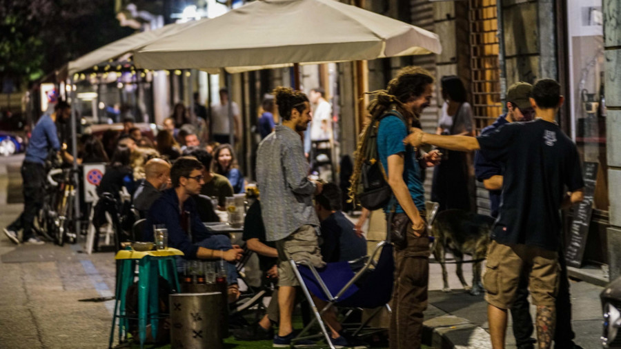 La fiesta inunda los bares de Italia en el primer fin de semana de libertad