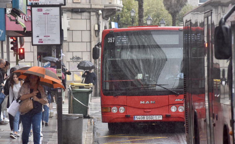 Un herido en el choque de tres coches y un bus urbano de A Coruña