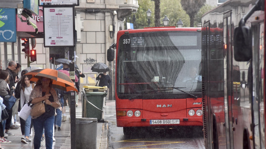 Un herido en el choque de tres coches y un bus urbano de A Coruña