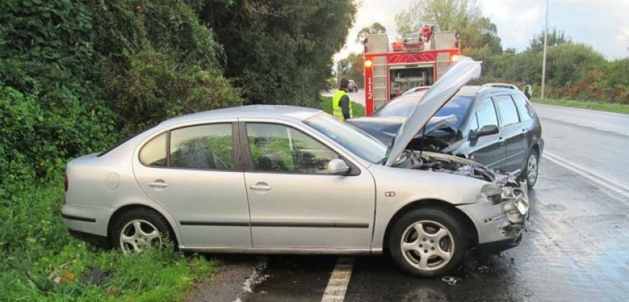 Rescatado un hombre que quedó atrapado en su coche tras un accidente en Larín