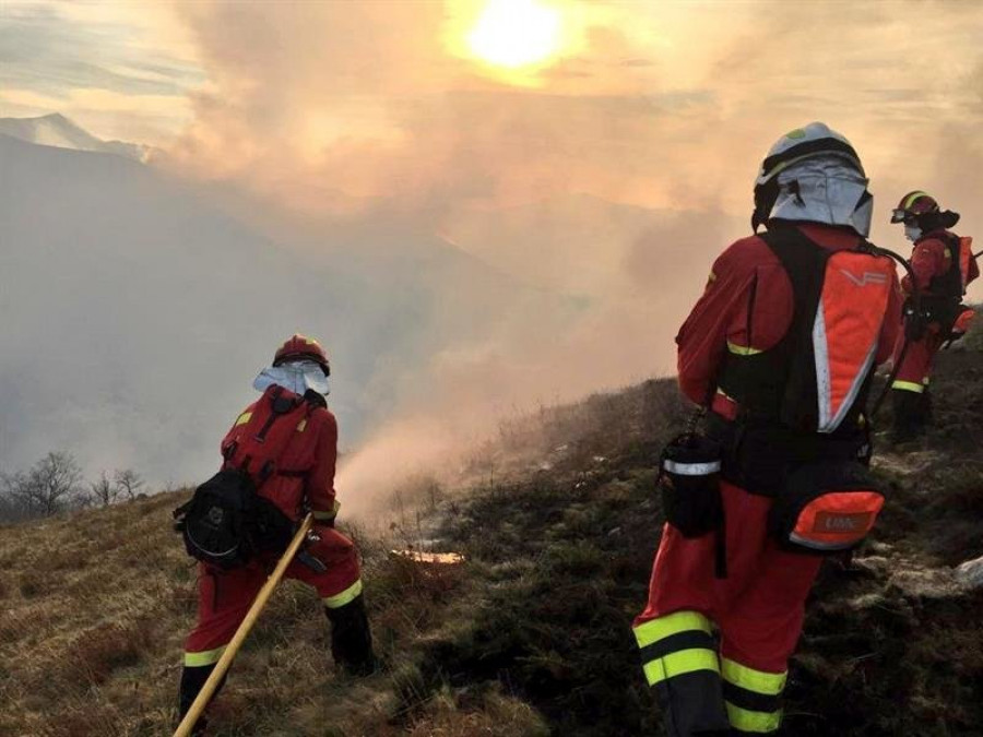 Un incendio en Galicia permanece activo tras quemar 20 hectáreas